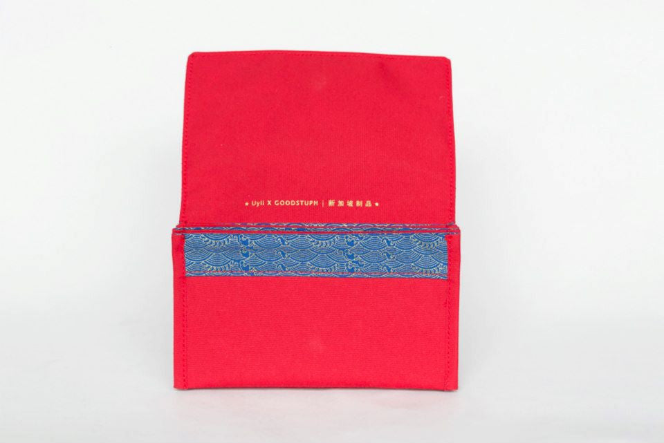 The Pok Gai organiser comes with 3 inner pockets featuring blue silkscreen of water waves to organise your red packets according to value.